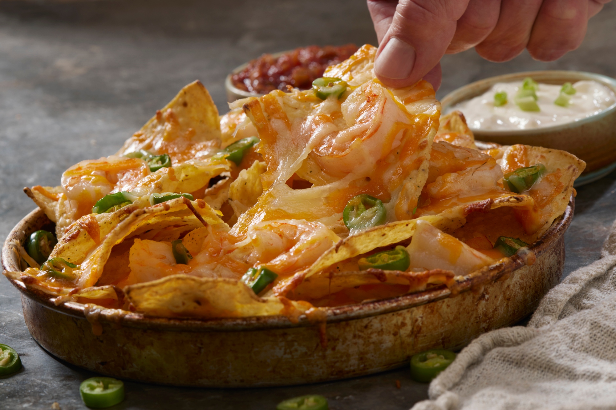 Nachos con camarones y jalapeños