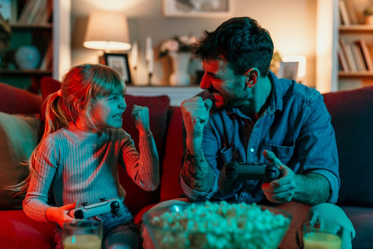 padre-e-hija-jugando-videojuegos