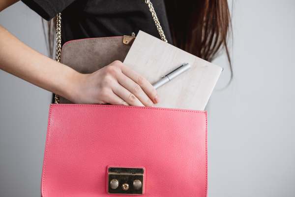 Qué llevar en el bolso, Pluma y libreta
