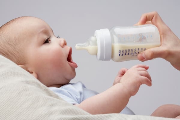 ¿Se deben esterilizar los biberones?