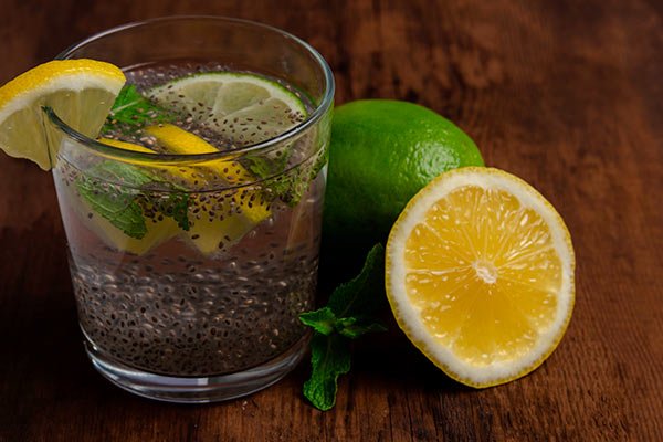 Agua de limón con menta y chía