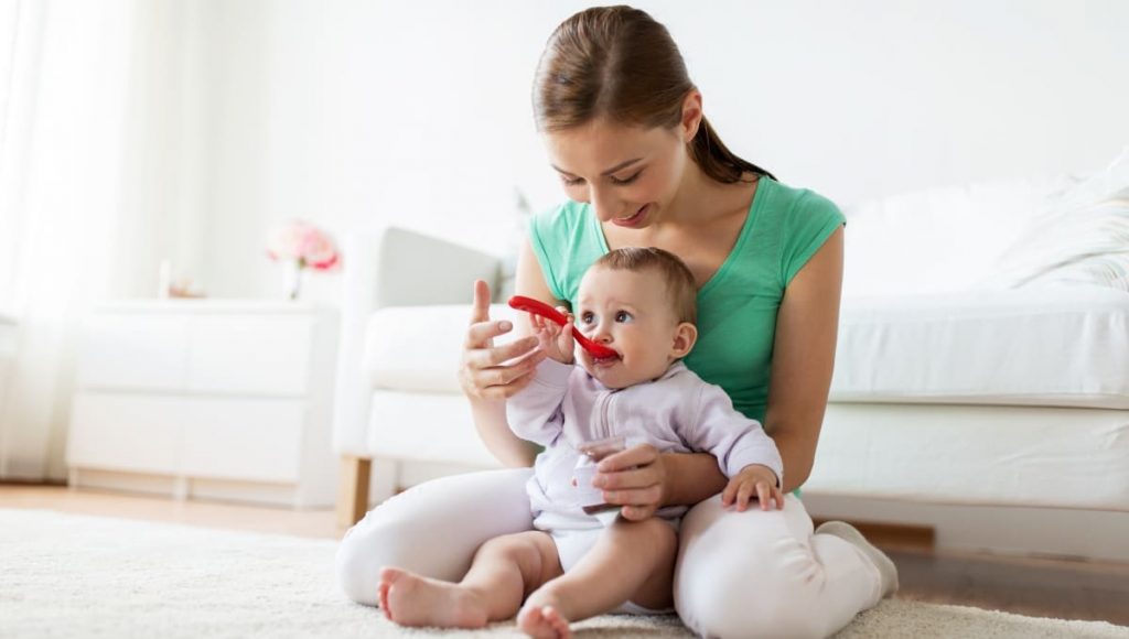 Cómo darle nuevos alimentos a mi bebé