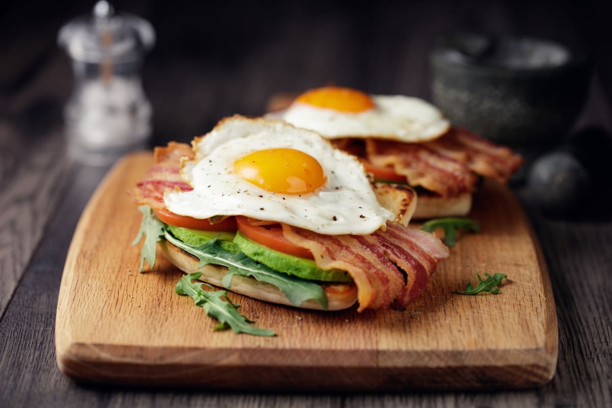 Tostada de jamón, huevo y queso