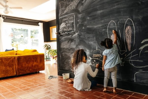 Dejen volar la imaginación con pintura de pizarrón en casa.