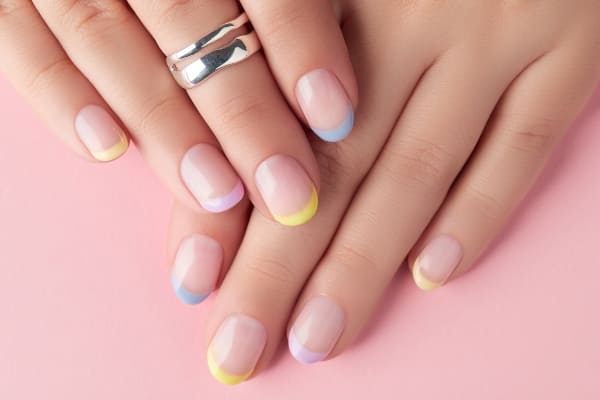 El manicure francés se vuelve divertido.