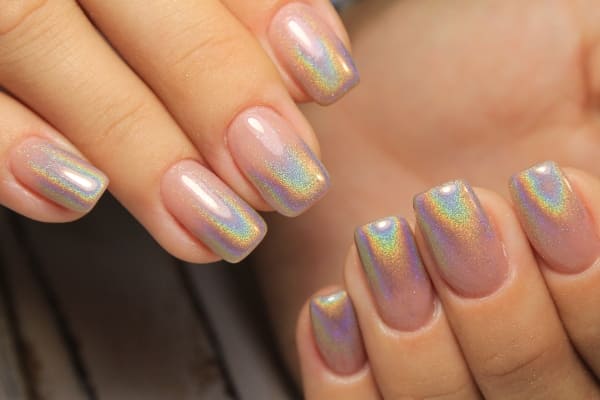 Decora tus uñas con brillos.