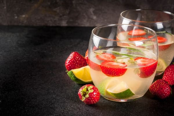 Sangría con limonada y fresas