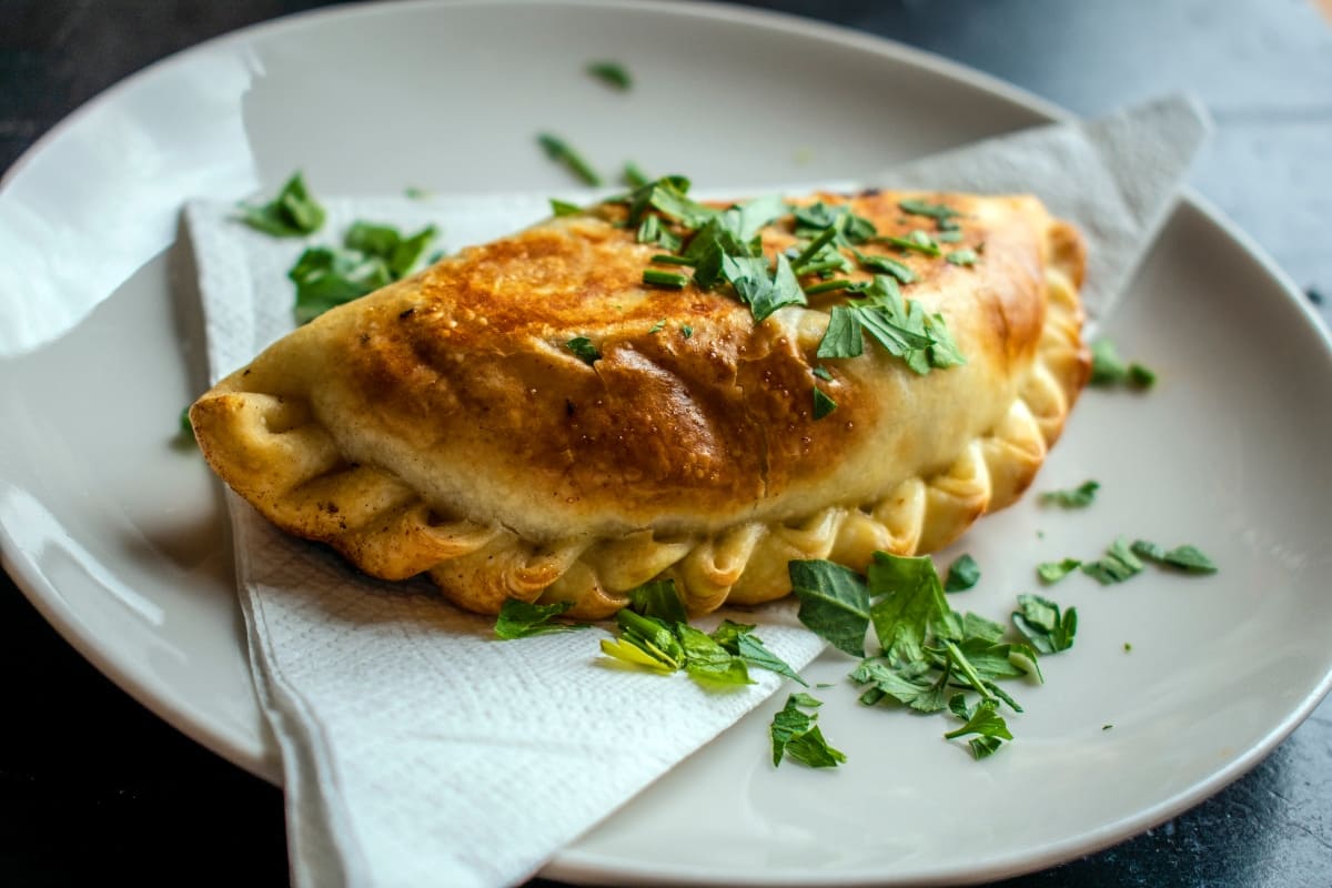 Disfruta una empanada de queso hecha en casa.