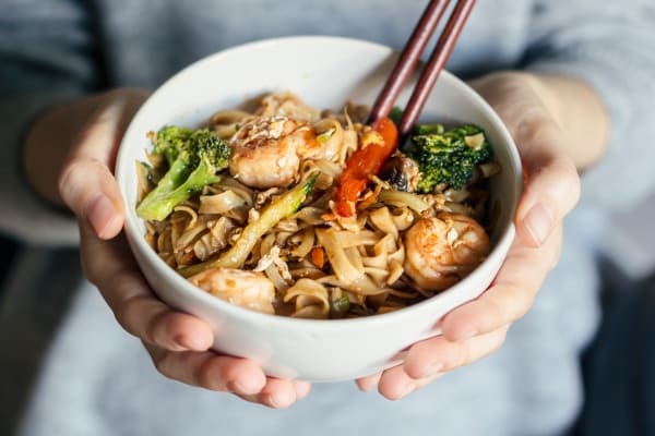 Salteado de fideos, camarón y verduras