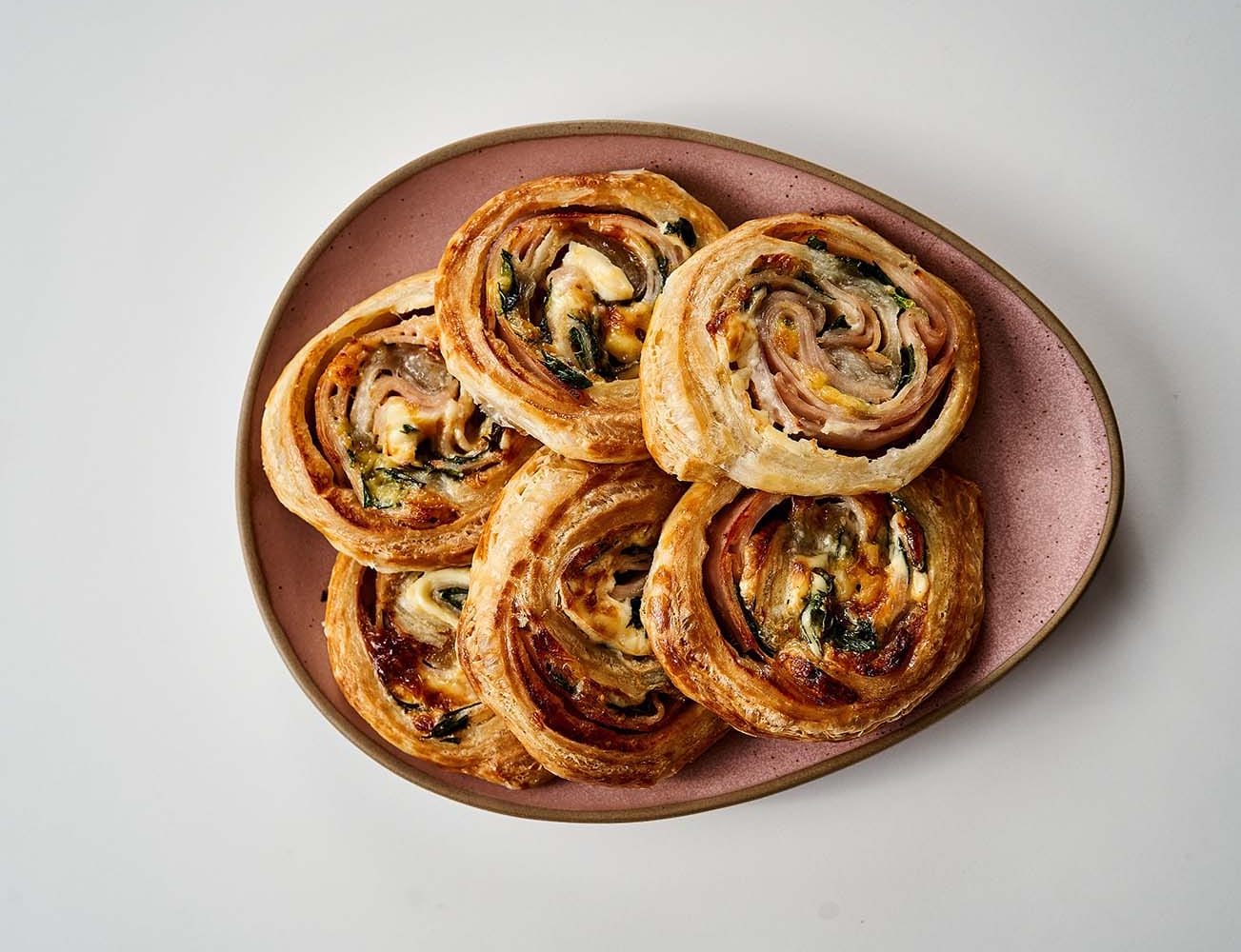 ROLLOS DE HOJALDRE RELLENOS DE JAMÓN Y QUESO