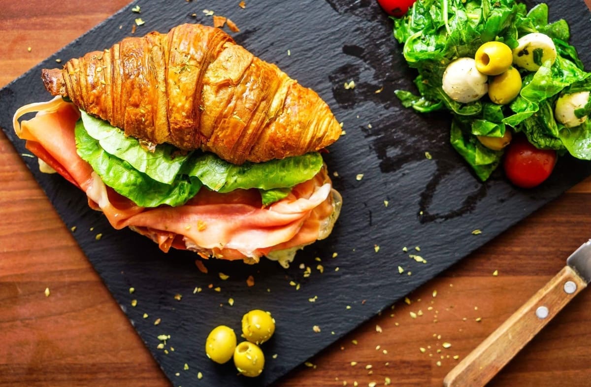 Croissant de jamón y queso