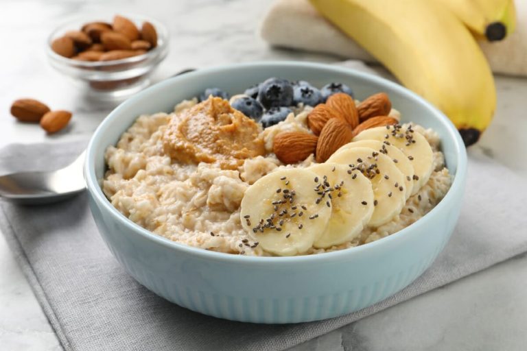 Avena con crema de cacahuate y plátano