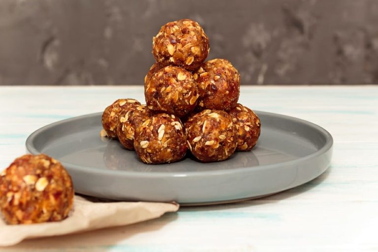 Bolitas de crema de cacahuate y granola