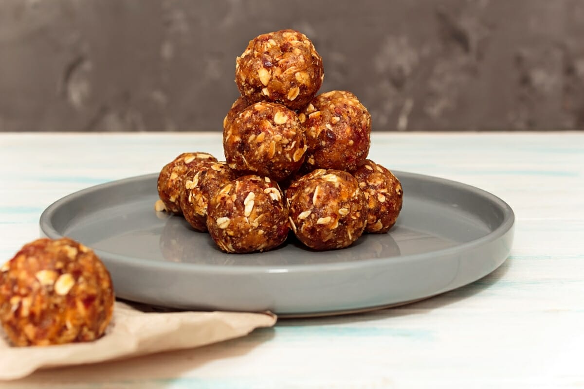 Bolitas de crema de cacahuate y granola