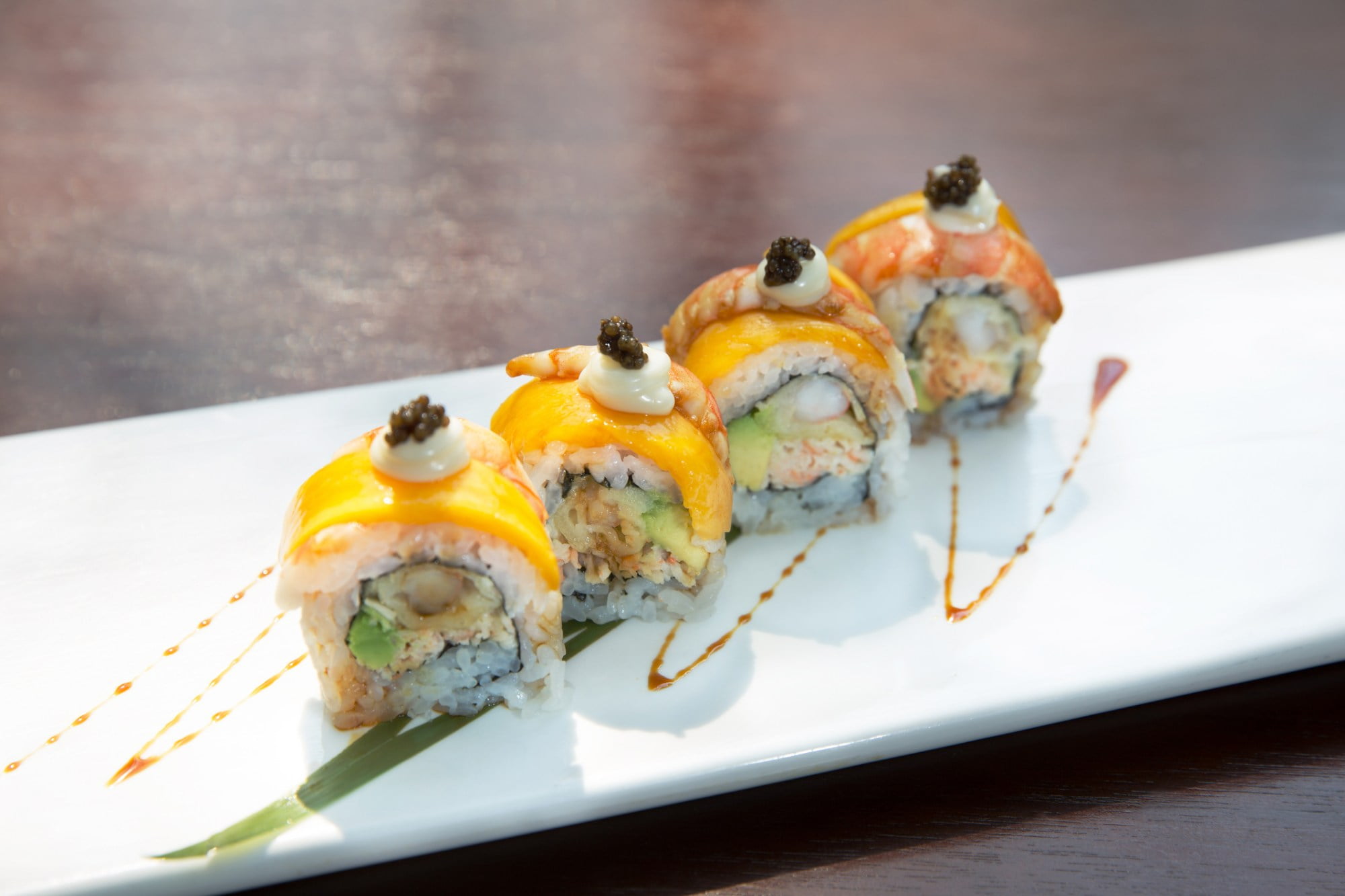 Sushi de atún con mango