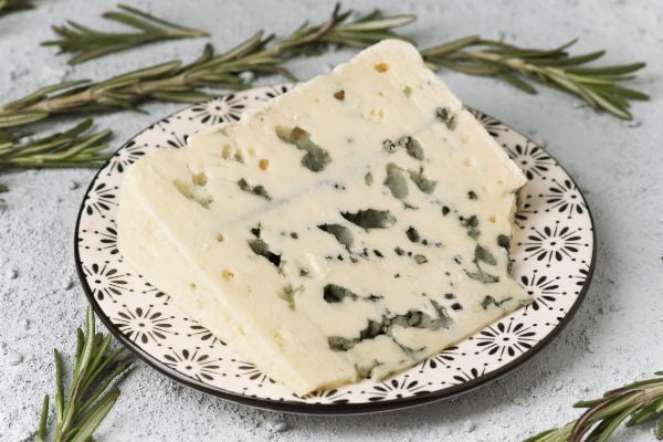 beneficios del queso roquefort