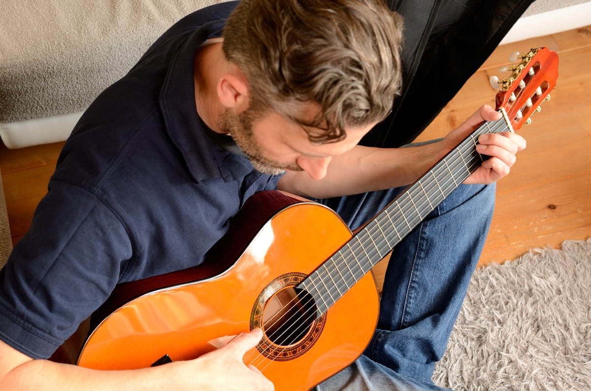 Beneficios de tocar la guitarra