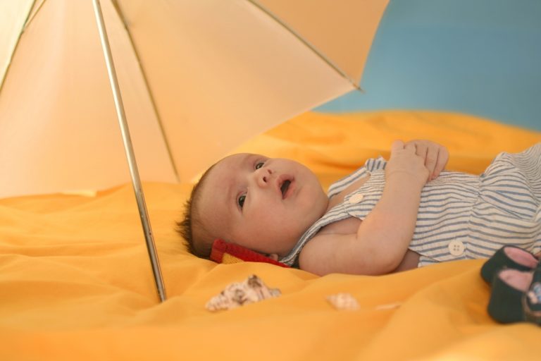 cómo saber si un bebé tiene calor