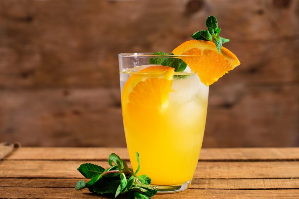 coctel con mezcal con naranja