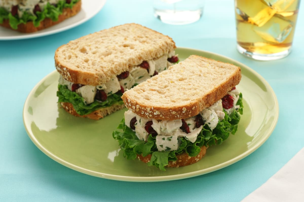 Sandwich-ensalada-rusa-de-pollo