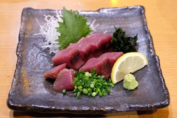 Sashimi de atún con jengibre y serrano