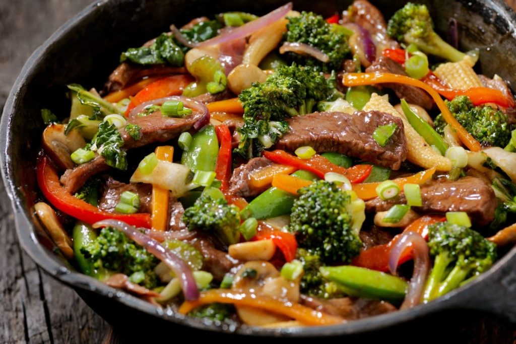 Una comida rica preparada al wok.