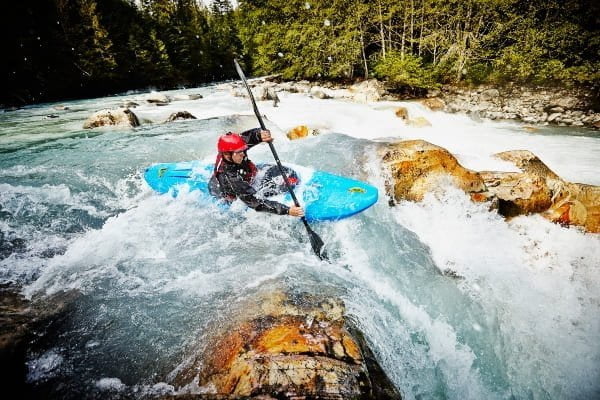Deportes extremos en kayak.