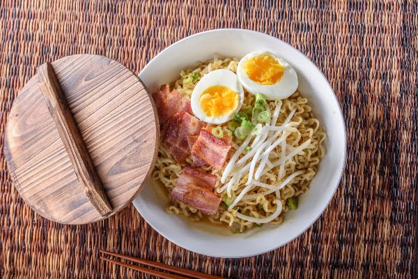 Ramen casero con sopa instantánea