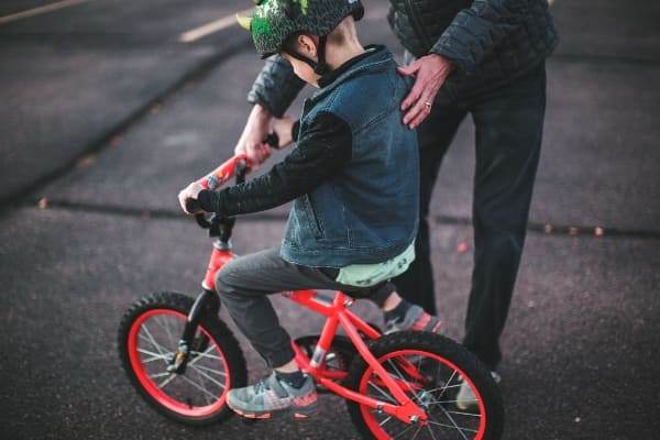 cómo enseñar a un niño a andar en bicicleta