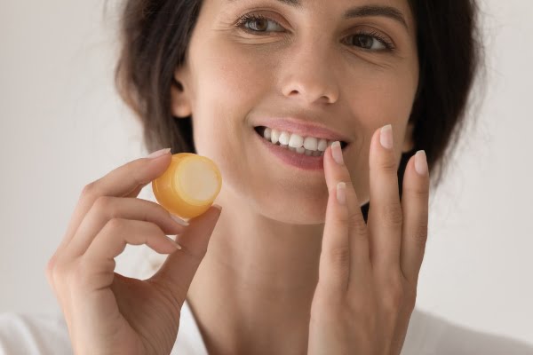 Celebra el Día Internacional del Beso cuidando de tus labios con estos sencillos y efectivos tips de belleza.