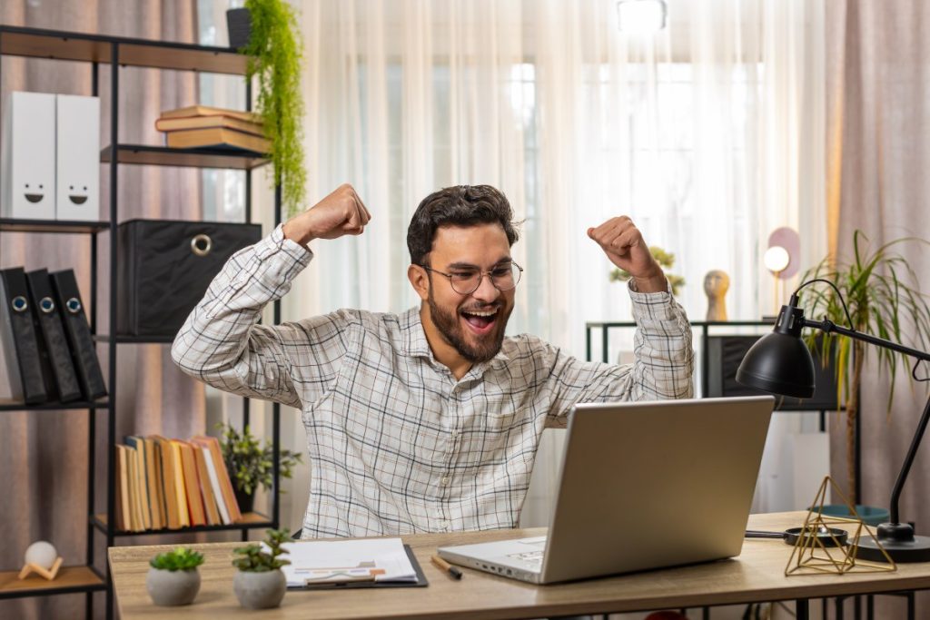 Felicidad al comprar en línea