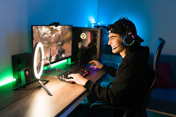 gamer haciendo streaming en twich