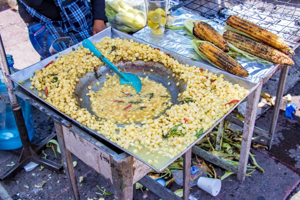 Prepara tradicionales elotes y esquites en casa