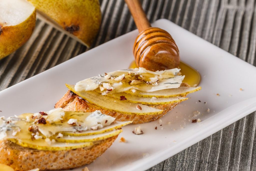 bruschetta de pera miel nueces y queso azul