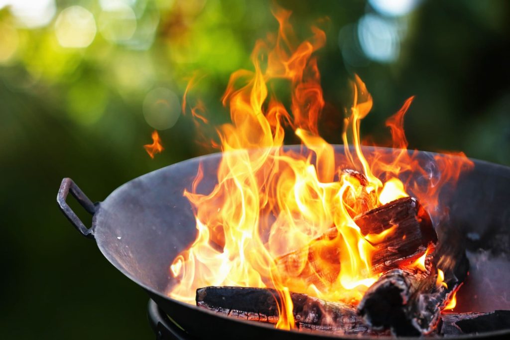 Cómo iniciar el fuego para la parrilla