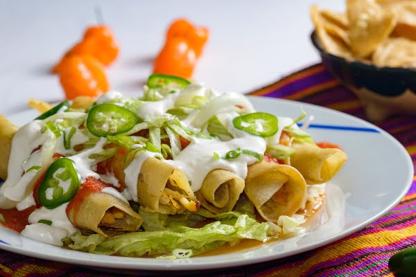 Tacos dorados de pollo rostizado