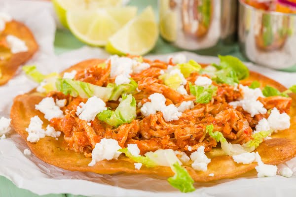 Tostadas de tinga con pollo rostizado