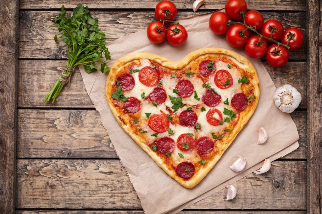 Pizza corazón con orilla rellena de queso