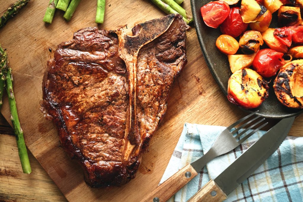 T-bone steak con mantequilla de hierbas