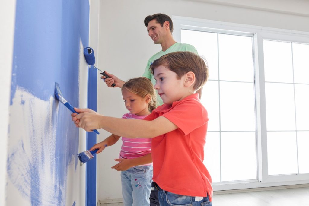 familia pintando su casa