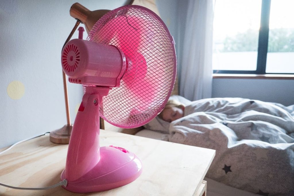 ¿Por qué no deberías dormir con ventilador?