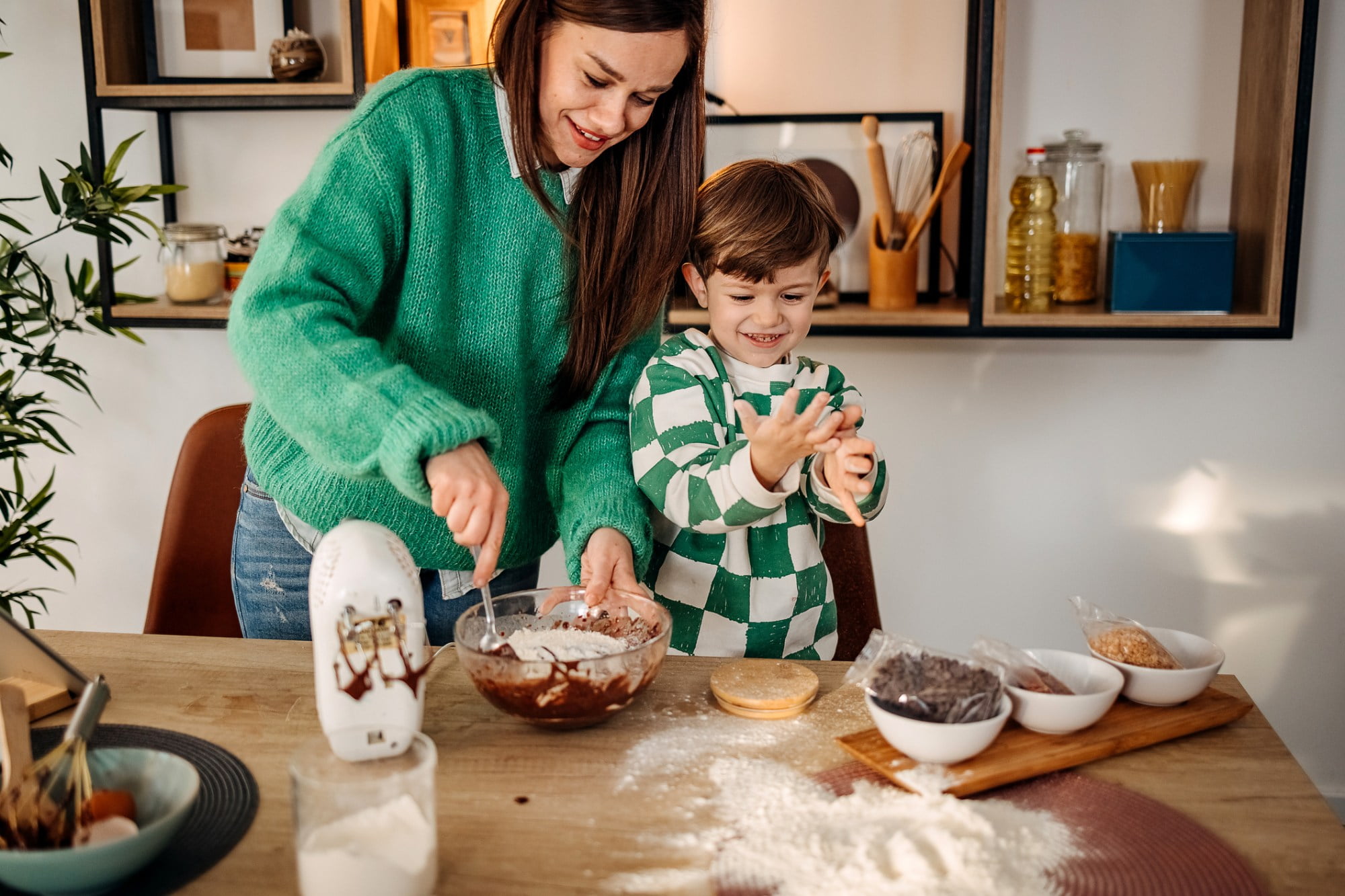 niños ayudan en la cocina