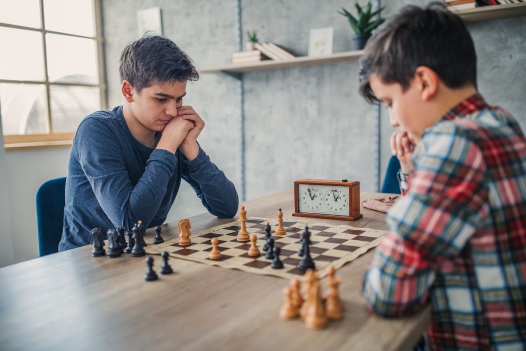 dos jovenes jugando ajedrez