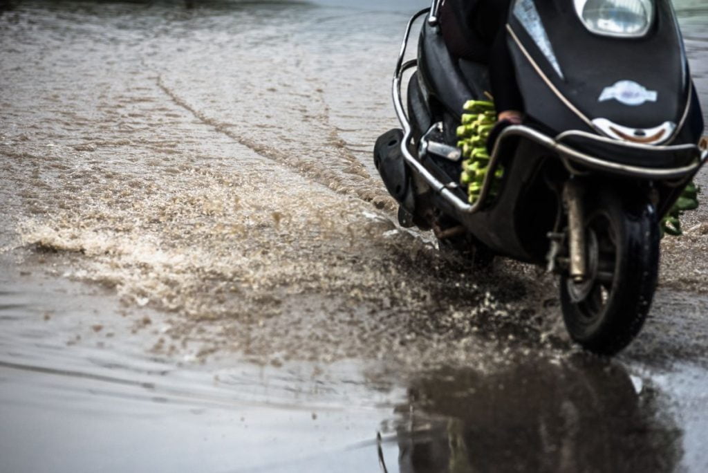 motocicleta en medio de la lluvia