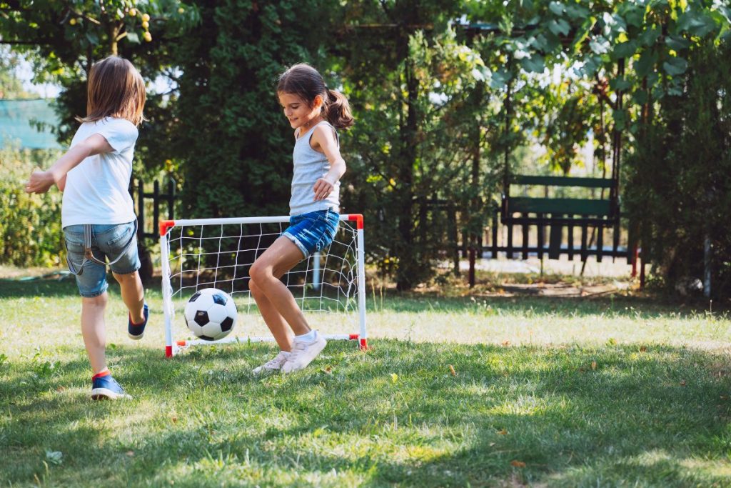 ninas jugando futbol en casa