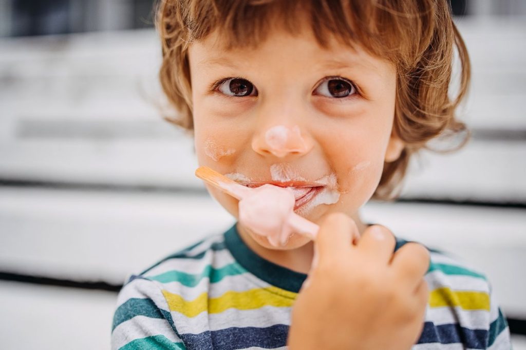 niño comiendo paleta de yogurt