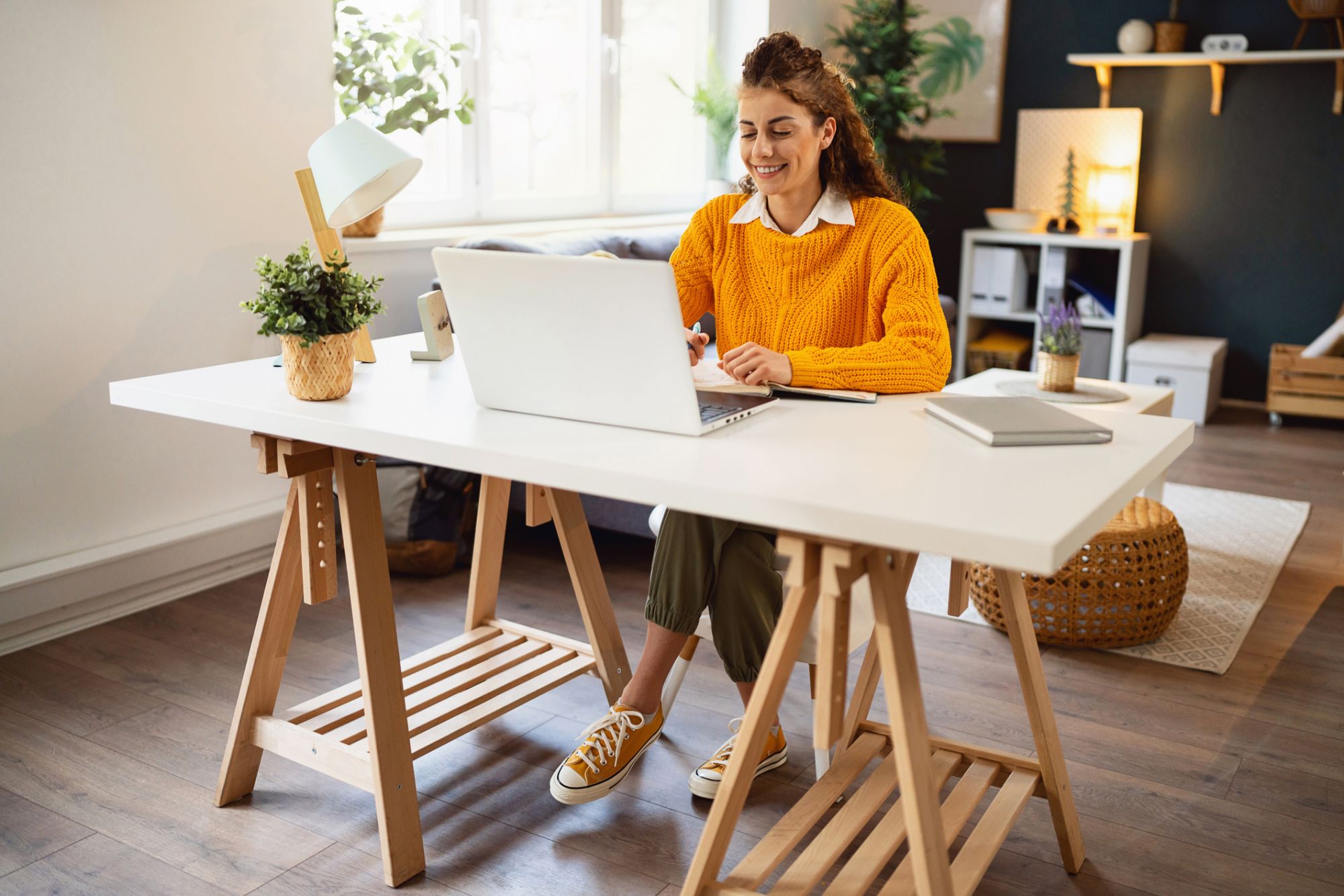 mujer sonriente estudiando desde casa