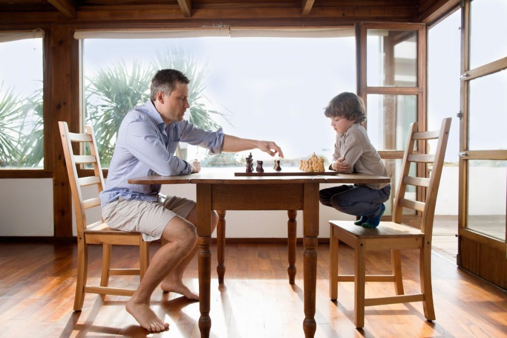 padre e hijo jugando ajedrez