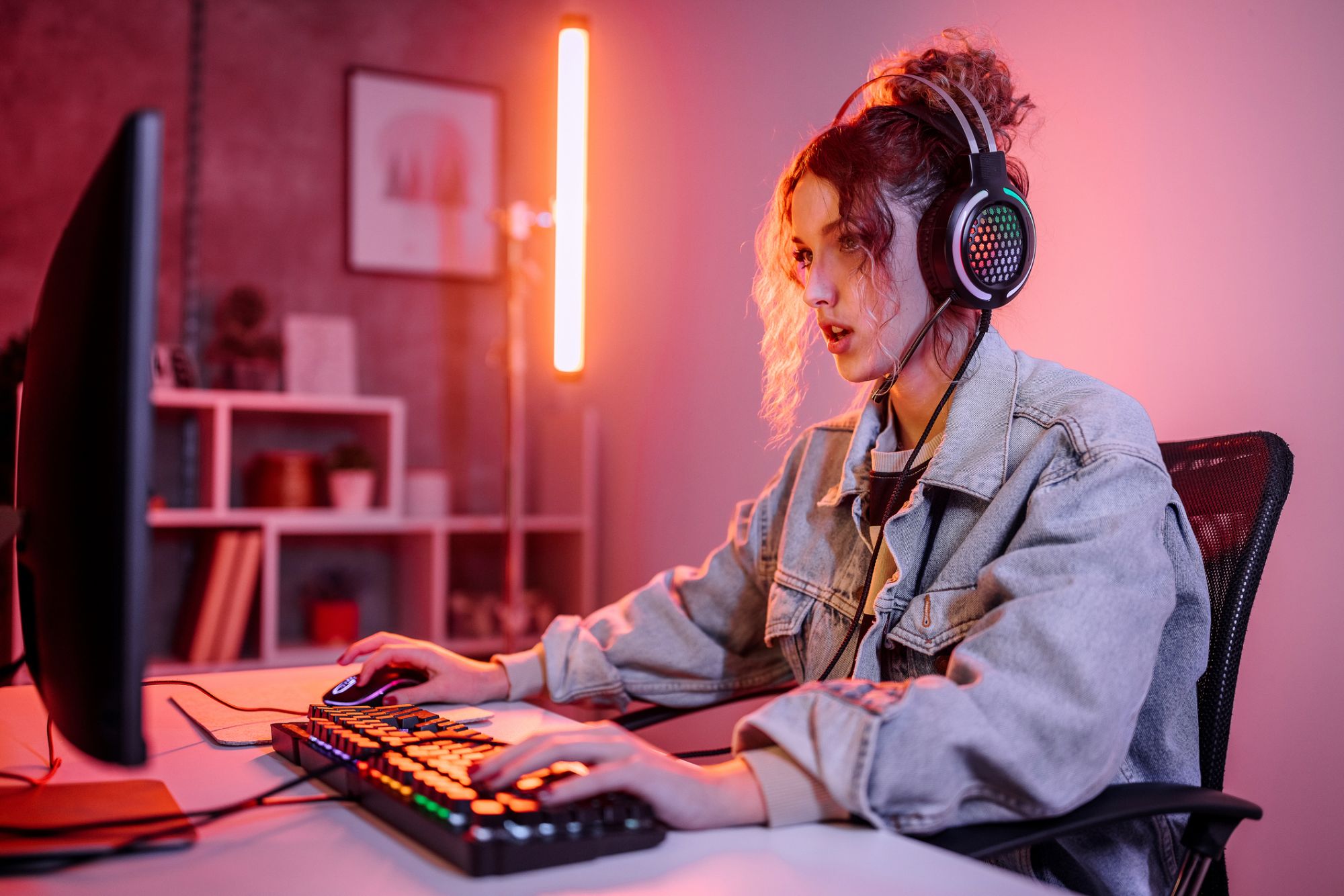 mujer gamer preocupada frente a la computadora