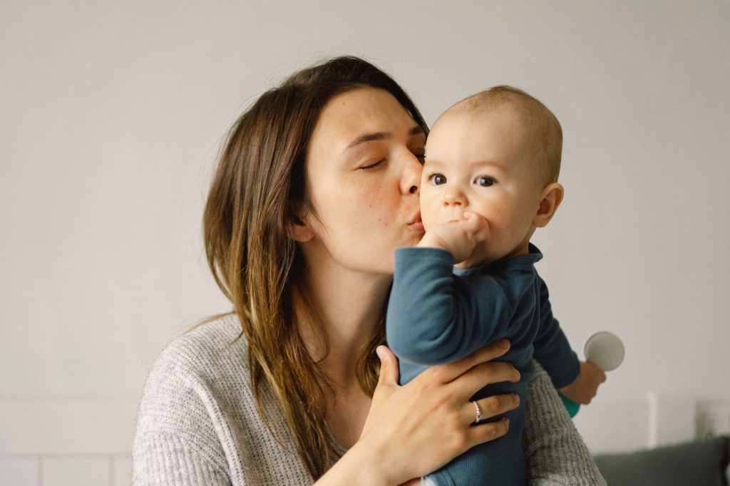 mamá abrazando a su bebé